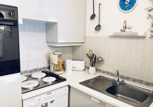 Sunny Apartment Near Beach, WiFi, Garage, Balcony