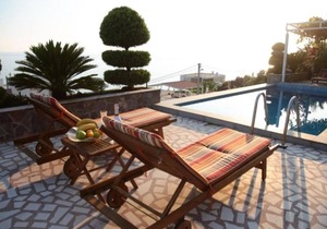 Sunny one bedroom apartment with a sea view