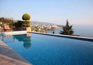 Sunny one bedroom apartment with a sea view
