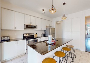 Sunny & sleek townhouse with shared pool - near skiing & golf