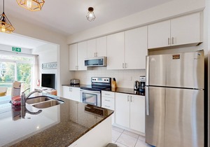 Sunny & sleek townhouse with shared pool - near skiing & golf