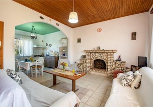 Sunset Traditional Cottage by Konnect