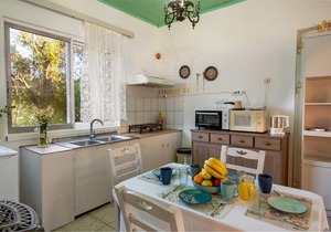 Sunset Traditional Cottage by Konnect
