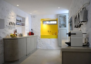 Superb 19C stone house with yard, 3 mins walk - no steps - to Hydra port