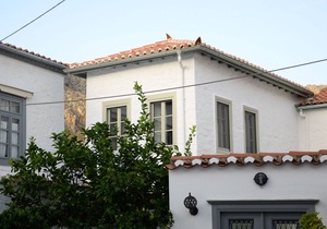 Superb 19C stone house with yard, 3 mins walk - no steps - to Hydra port