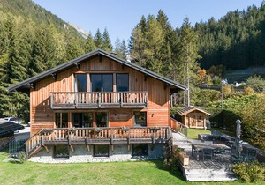 Superb chalet with large garden, 5 bedrooms, parking and WiFi