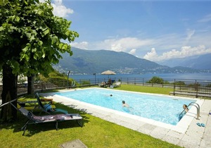Tastefully furnished 2½-room apartment in a beautiful villa with pool