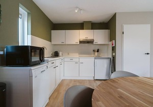 Tastefully decorated holiday home with a spacious enclosed private garden facing south and within walking distance of the beach (dogs allowed).