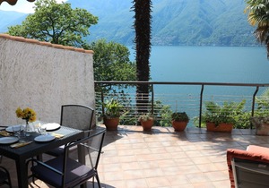 Tastefully furnished 2-room apartment with large terrace & dream lake view