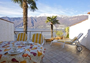 Tastefully furnished 2-room apartment with large terrace & dream lake view