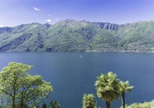 Tastefully furnished 2-room apartment with a large balcony and dream lake view