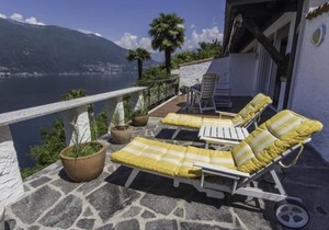 Tastefully furnished 2-room apartment with a large balcony and dream lake view