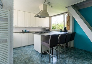 The attractively furnished bungalow with lots of light is situated on the child-friendly park De Klepperstee, close to the beach and the dunes in Ouddorp.