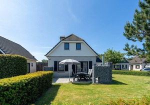 The beautifully furnished holiday home is a short distance away of the beaches in the front part of the green Noorzeepark.