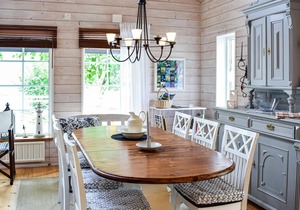 The cottage invites you to a nice vacation with an open plan solution and high ceiling in the living
