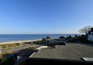 The cozy 3-room apartment has a fantastic panoramic lake view from the balcony.