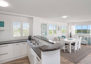 THE ENTRANCE UNIT 13 - Relax on a sunlit balcony overlooking Currimundi Lake and the ocean