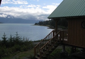 The Gathering Place Cabin #1, rustic cabin on the water, close to Chilkoot River