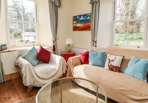 THE SCHOOL HOUSE, pet friendly, with open fire in Kilmartin