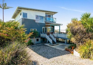 The tall house at Chiton Rocks - Free Wifi