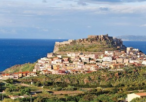 This apartment is located in a residential complex in front of the tourist port of Castelsardo, in S