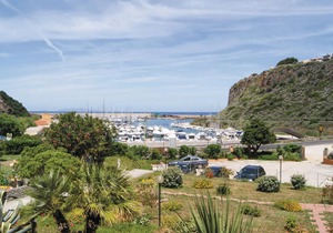 This apartment is located in a residential complex in front of the tourist port of Castelsardo, in S