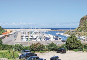 This apartment is located in a residential complex in front of the tourist port of Castelsardo, in S