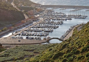 This apartment is located in a residential complex in front of the tourist port of Castelsardo, in S