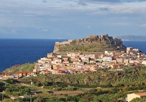 This apartment is located in a residential complex in front of the tourist port of Castelsardo, in S