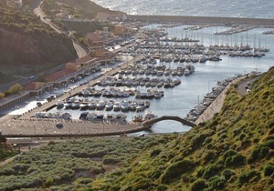This apartment is located in a residential complex in front of the tourist port of Castelsardo, in S