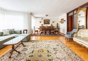 This apartment is a 3 bedroom(s), 2.5 bathrooms, located in Kadıköy, İstanbul.