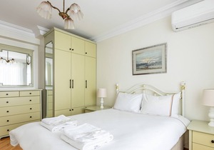 This apartment is a 3 bedroom(s), 2.5 bathrooms, located in Kadıköy, İstanbul.