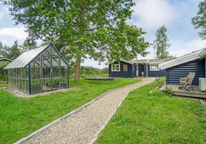 This atmospherically furnished holiday home is located in an idyllic area close to the marina.