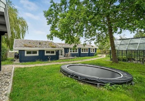 This atmospherically furnished holiday home is located in an idyllic area close to the marina.