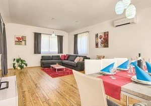 This beautiful vacation home with swimming pool is located in Valtura.