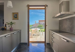 This beautiful vacation home with swimming pool is located in Valtura.