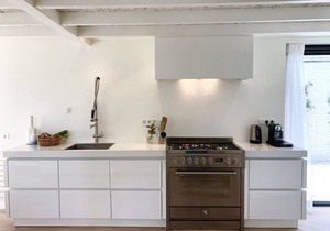 This completely renovated, tastefully decorated bungalow (non-smoking) is located within walking distance (1.5 km) of the Ouddorp beach.