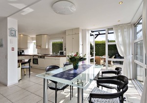 This holiday home is located in the small, quiet Alexanderpark near the Westduinen, the sea and the village center.