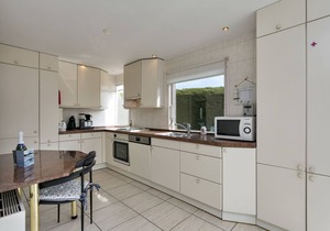 This holiday home is located in the small, quiet Alexanderpark near the Westduinen, the sea and the village center.
