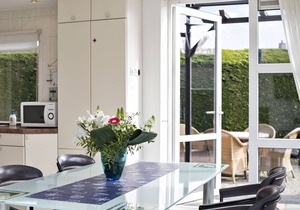 This holiday home is located in the small, quiet Alexanderpark near the Westduinen, the sea and the village center.