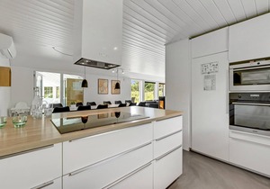 This large vacation home is located in a quiet area and can accommodate no less than 14 people.