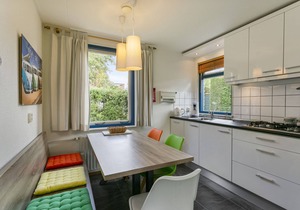 This super cozy holiday home for the whole family is located in a calm cul-de-sac. The dream garden, bordered by a ditch, with play sets and natural layout is a great place to celebrate your holiday. Near the entrance of the park and near the entranc