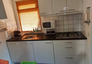 This super cozy holiday home for the whole family is located in a calm cul-de-sac. The dream garden, bordered by a ditch, with play sets and natural layout is a great place to celebrate your holiday. Near the entrance of the park and near the entranc