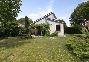 This super cozy holiday home for the whole family is located in a calm cul-de-sac. The dream garden, bordered by a ditch, with play sets and natural layout is a great place to celebrate your holiday. Near the entrance of the park and near the entranc