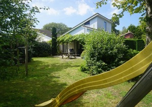 This super cozy holiday home for the whole family is located in a calm cul-de-sac. The dream garden, bordered by a ditch, with play sets and natural layout is a great place to celebrate your holiday. Near the entrance of the park and near the entranc