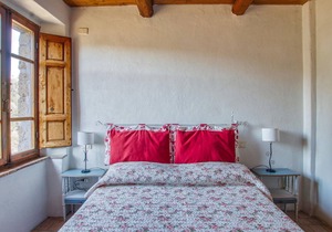 This vacation apartment is located in the center of the medieval town of Sorano.