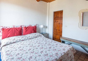 This vacation apartment is located in the center of the medieval town of Sorano.