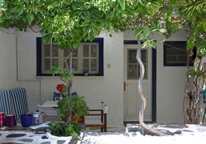 To Spitaki Main Building