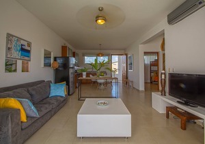 Top-floor condo in beachfront resort, near everything! 2BD, Pool wifi cable TV