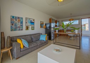 Top-floor condo in beachfront resort, near everything! 2BD, Pool wifi cable TV